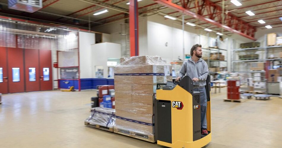 Cómo se utilizan las transpaletas motorizadas para transportar mercancía de Pokémon